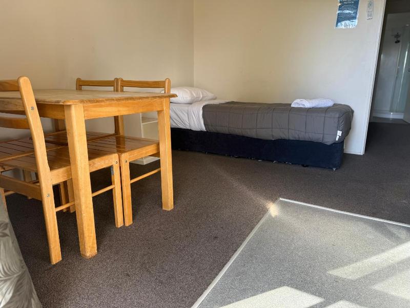 Camellia Court Family Motel - image 40