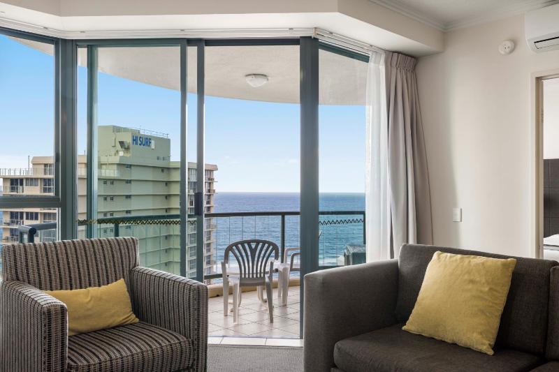 Coastal View Haven with Balcony in Surfers Paradise - image 12