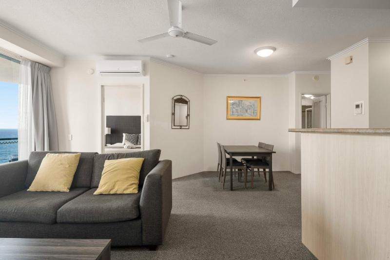 Coastal View Haven with Balcony in Surfers Paradise - image 6