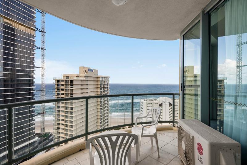 Coastal View Haven with Balcony in Surfers Paradise - image 15