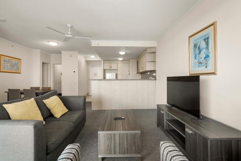 Coastal View Haven with Balcony in Surfers Paradise - image 7