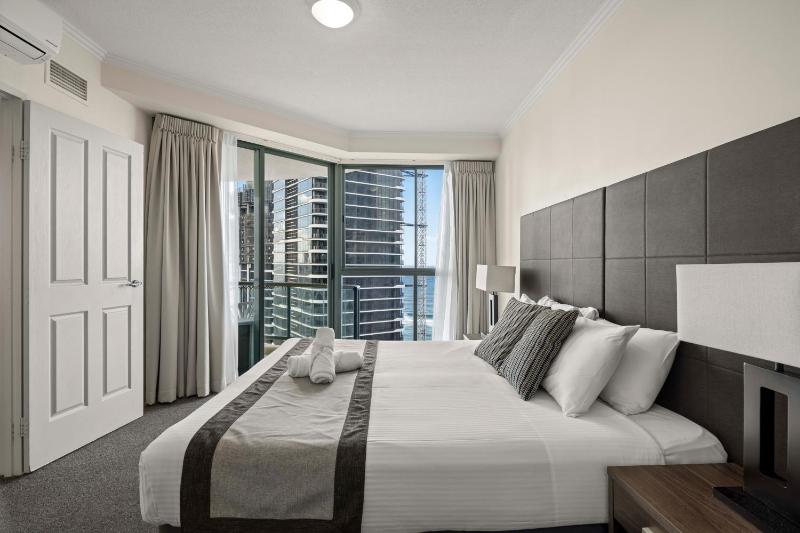 Coastal View Haven with Balcony in Surfers Paradise - image 2