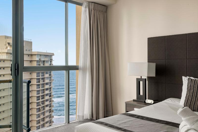 Coastal View Haven with Balcony in Surfers Paradise - image 8