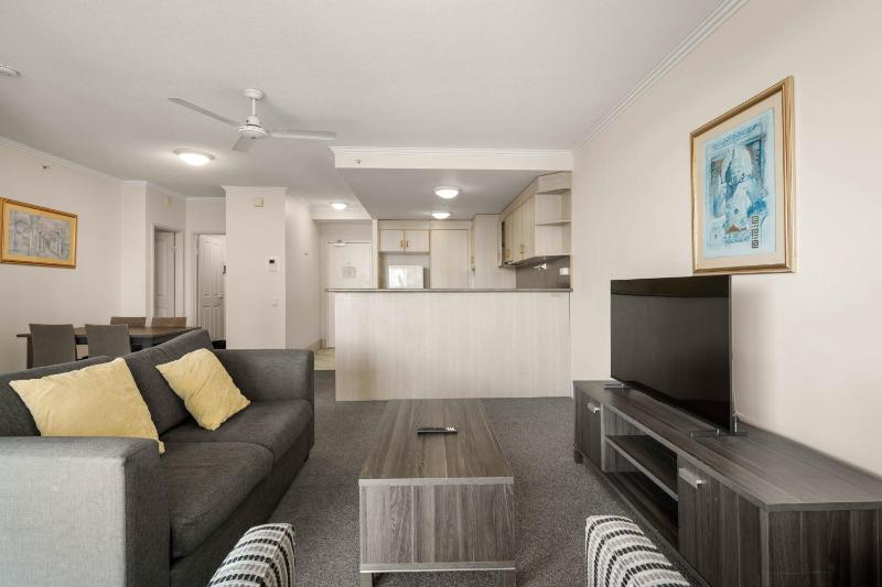 Coastal View Haven with Balcony in Surfers Paradise - image 3