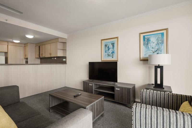 Coastal View Haven with Balcony in Surfers Paradise - image 5
