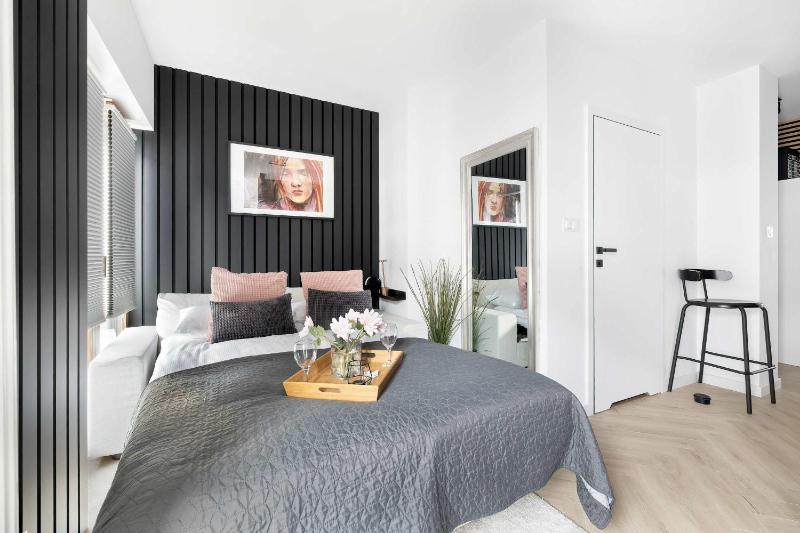 Black and Grey Studio for 2 People in Lublin Center by Noclegi Renters - image 1