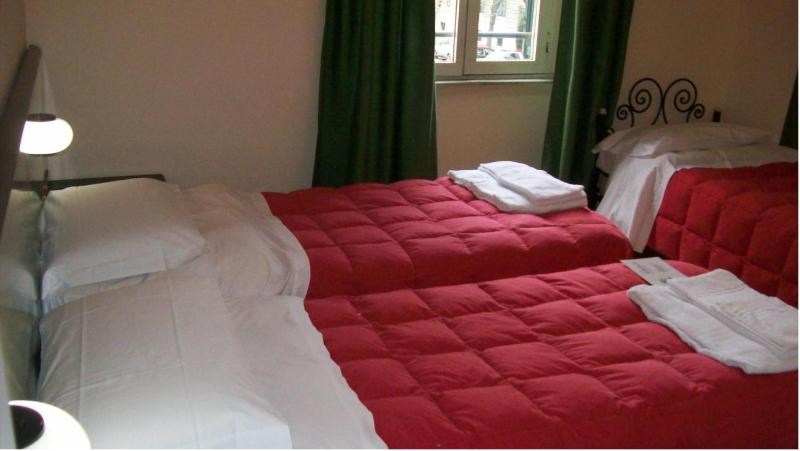 Basic Triple Room image 4