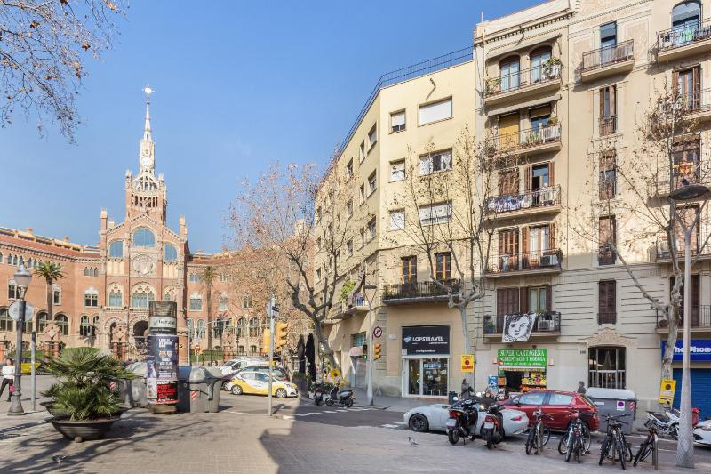 2-bedroom Bright and Classic Sagrada Familia Apartment - image 10