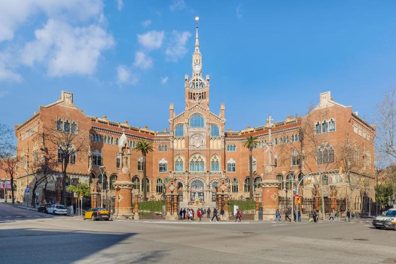 2-bedroom Bright and Classic Sagrada Familia Apartment - image 7