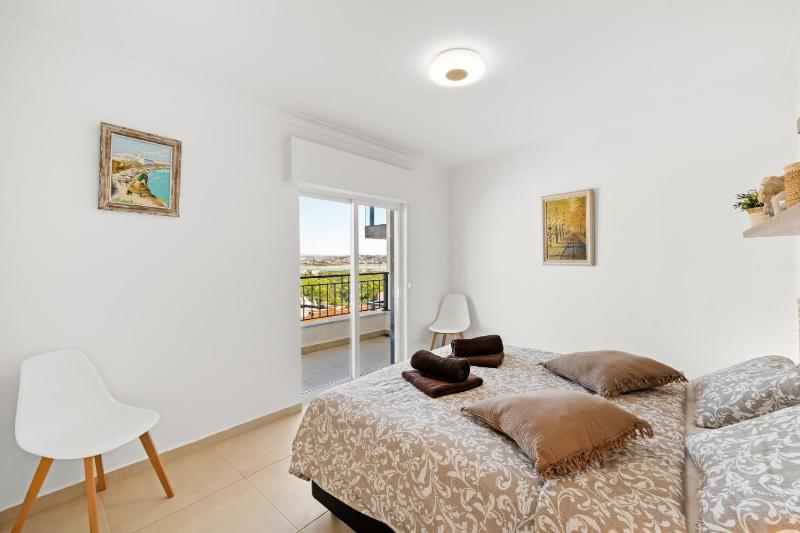 Prime located penthouse w seaview - image 24