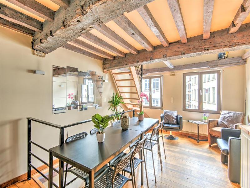 Temple Triplex Spacious Apartment - image 16