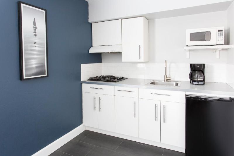 One-Bedroom Queen Suite with Kitchen image 4