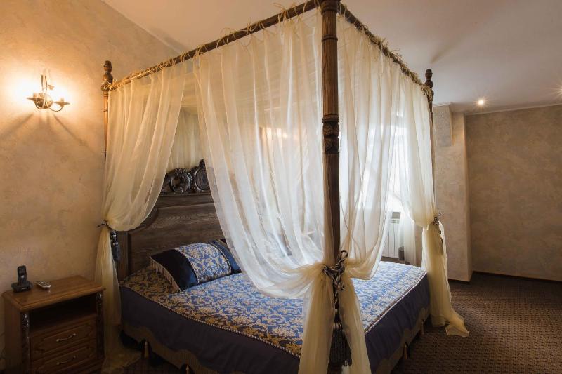 Superior King Suite image 3