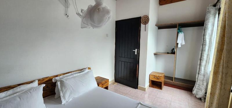 Cozy 1 Bedroom House by the Beach - image 7