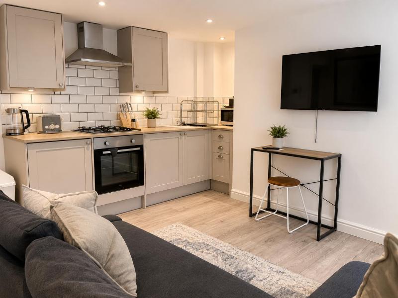F1 Town Centre Walk to Races! Sleeps 4 - image 2
