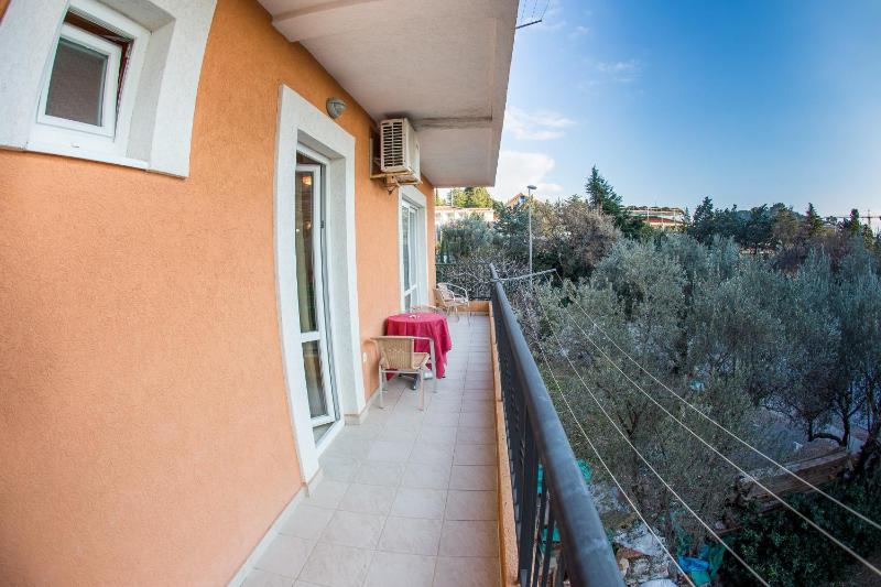 One-Bedroom Apartment image 2
