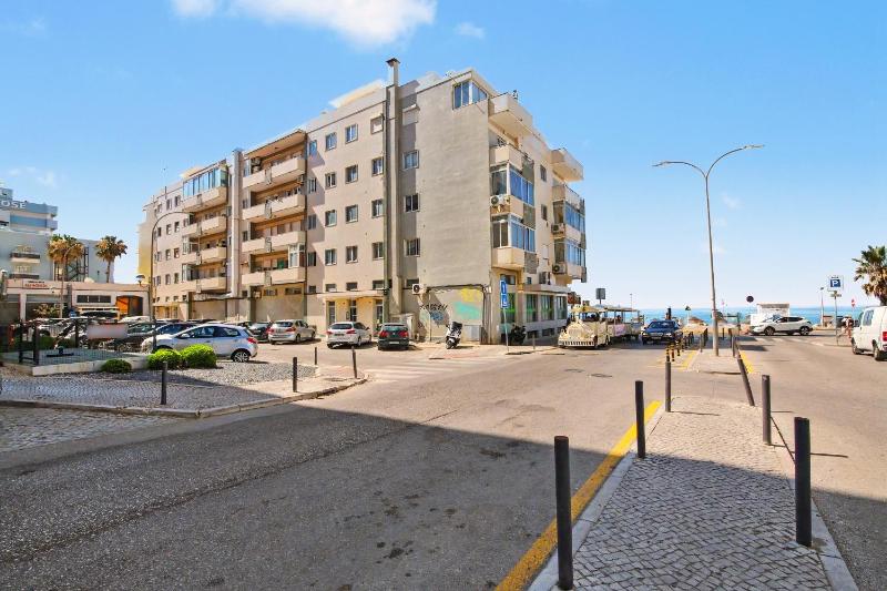 T1 com terraço em frente a praia - image 5
