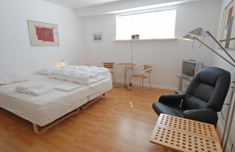 Double Room with Shared Bathroom image 2