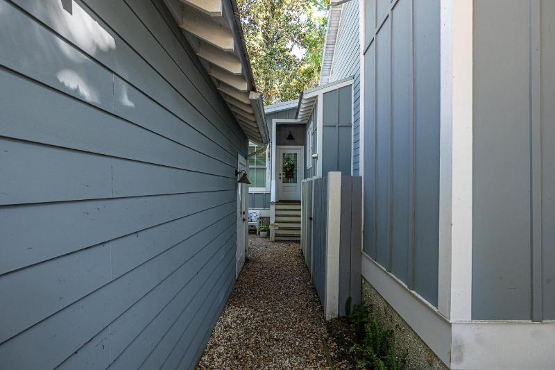 1052 Village Oaks Lane - image 20