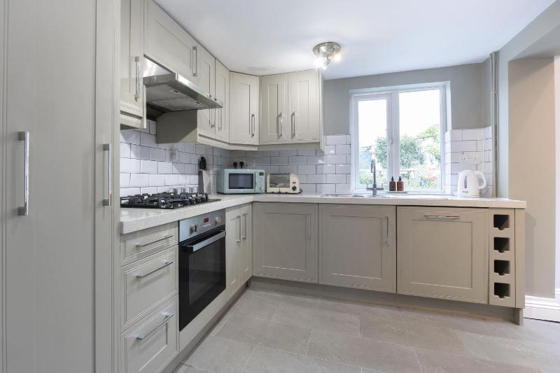 Charming 3-Bedroom Home with Cosy Log Burner - image 26