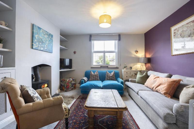 Charming 3-Bedroom Home with Cosy Log Burner - image 2