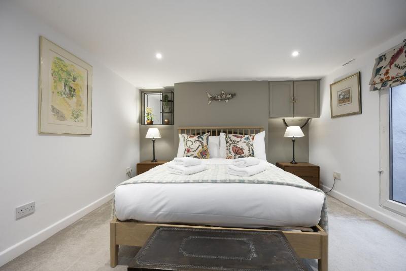 Charming 3-Bedroom Home with Cosy Log Burner - image 23