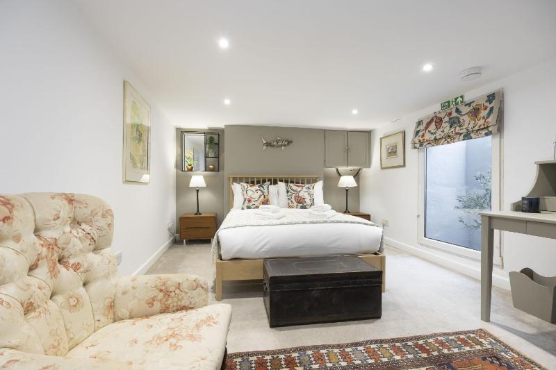 Charming 3-Bedroom Home with Cosy Log Burner - image 17