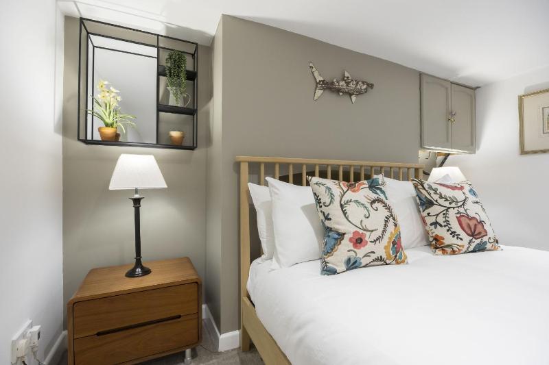 Charming 3-Bedroom Home with Cosy Log Burner - image 20