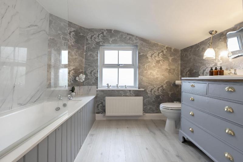 Charming 3-Bedroom Home with Cosy Log Burner - image 27