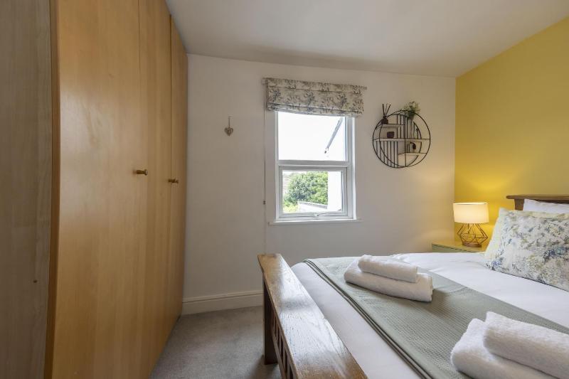 Charming 3-Bedroom Home with Cosy Log Burner - image 18
