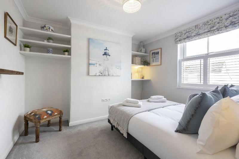 Charming 3-Bedroom Home with Cosy Log Burner - image 22