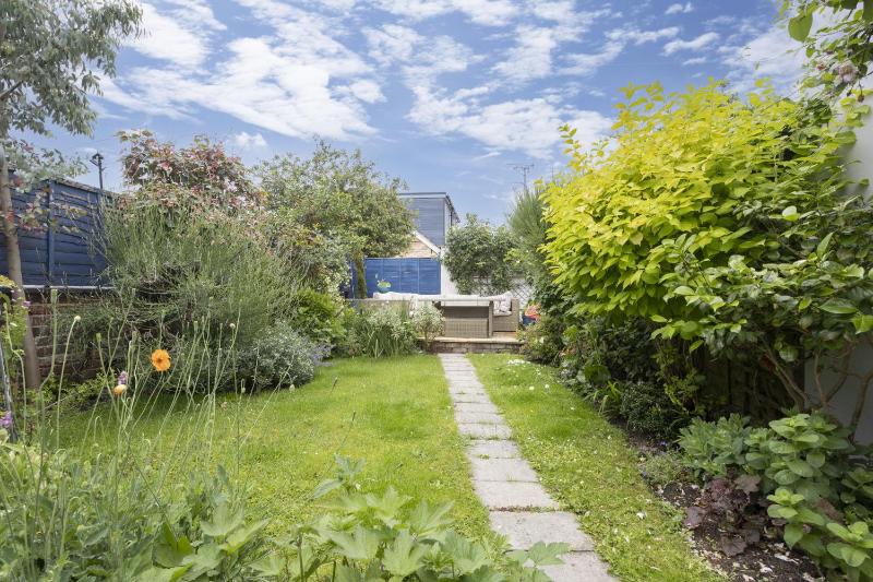 Charming 3-Bedroom Home with Cosy Log Burner - image 10