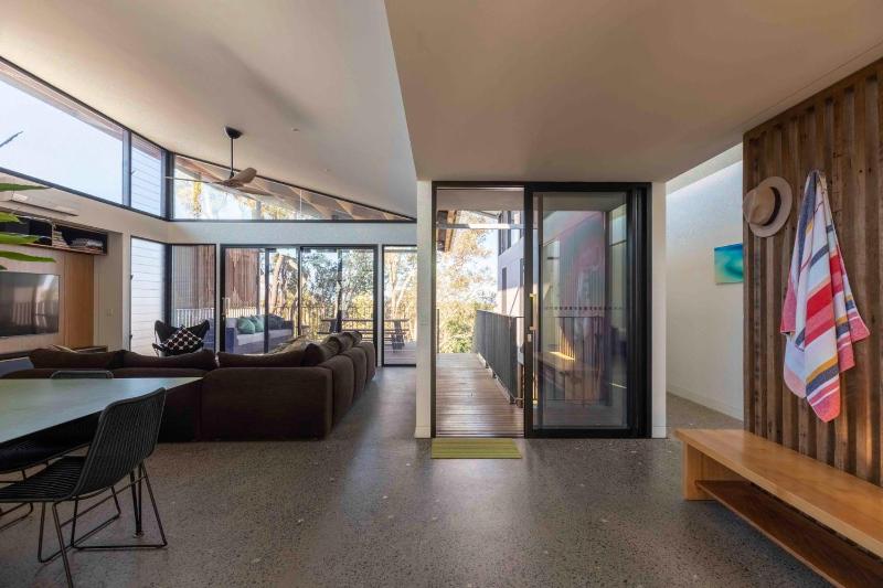 42 Byron - image 7