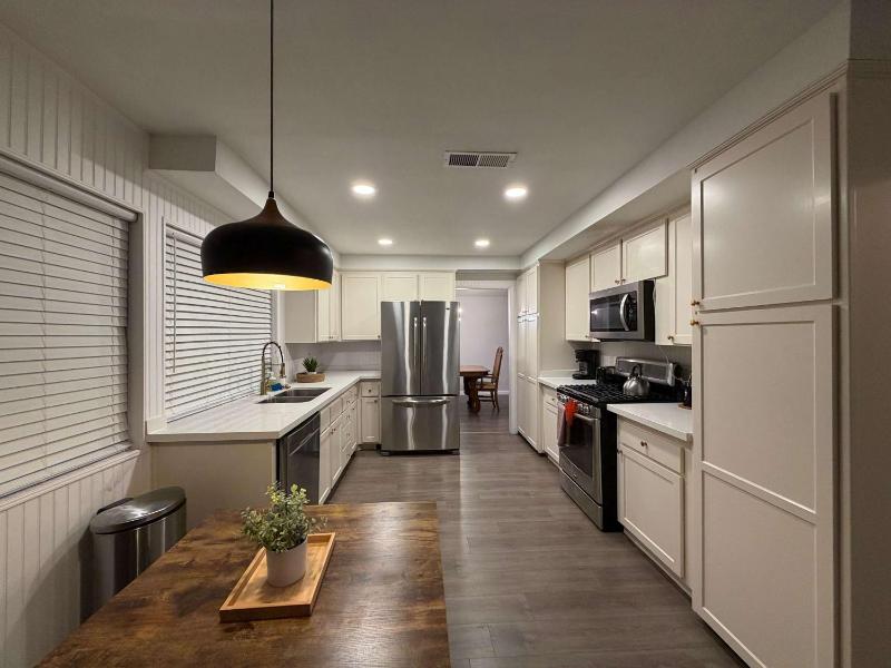 Las Vegas Oasis 4BR Home Pool BBQ & Entertainment - Family Fun - image 3