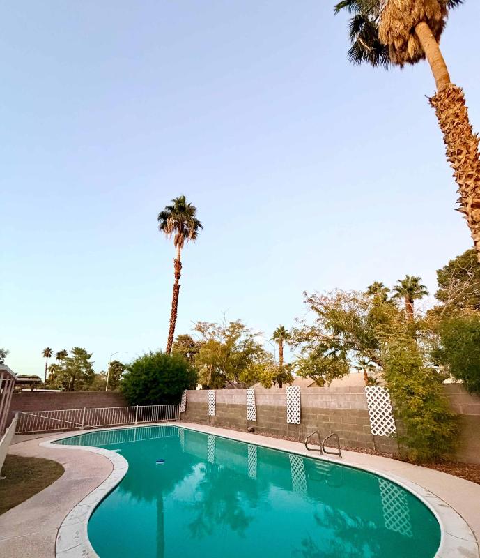 Las Vegas Oasis 4BR Home Pool BBQ & Entertainment - Family Fun - image 6