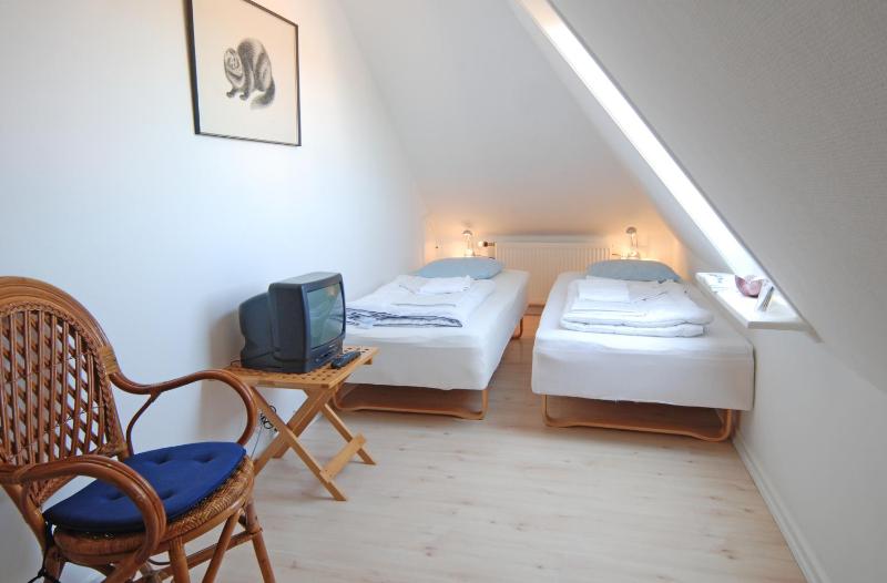 Double or Twin Room with Shared Bathroom image 3