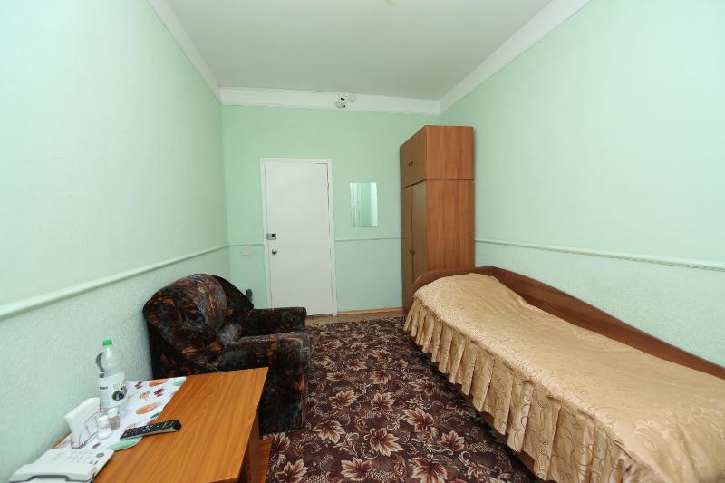 Single Room with Shared Shower and Toilet image 1
