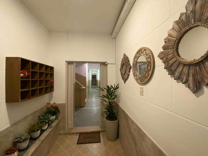 Vintage 2 bedrooms and garage close to everything - image 9