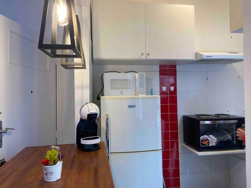 Vintage 2 bedrooms and garage close to everything - image 16