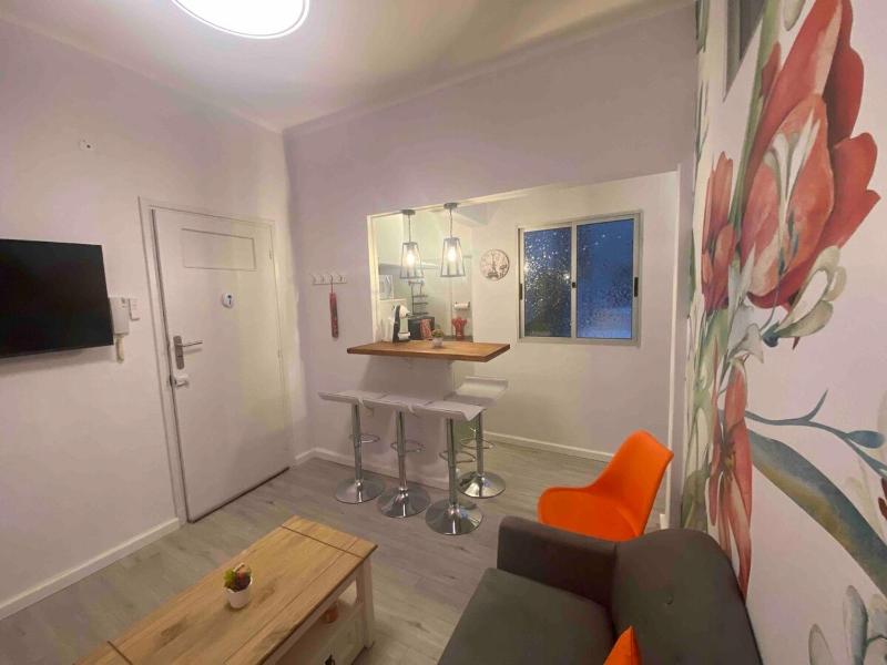 Vintage 2 bedrooms and garage close to everything - image 15