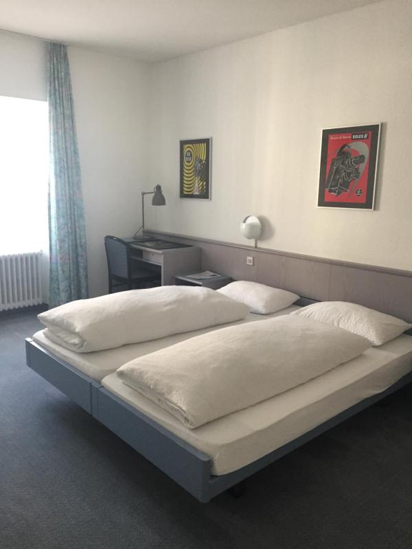 Twin Room image 3
