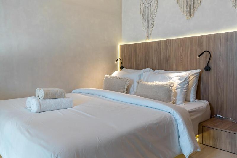 Casadou - Curated 1BR Boutique Stay Near the Beach! - image 9