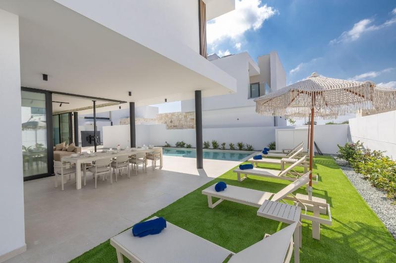 New 4 bedroom villa with pool 100 Meters from the beach - image 14