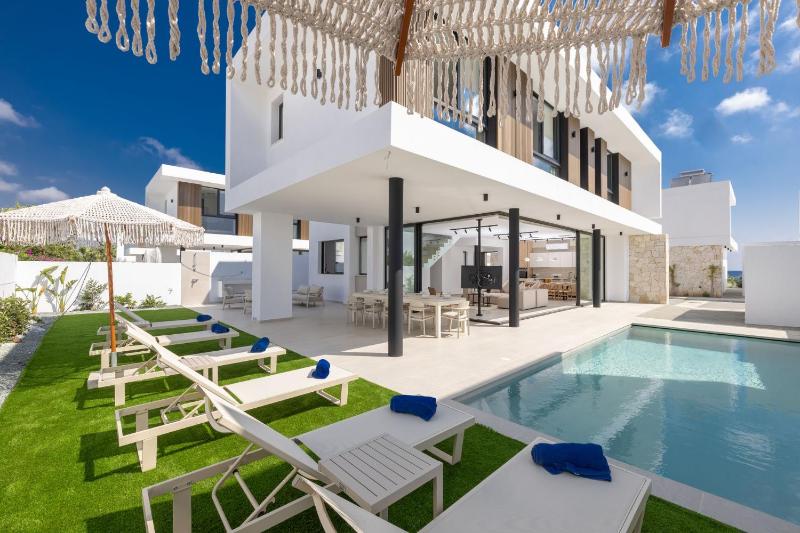 New 4 bedroom villa with pool 100 Meters from the beach - image 16