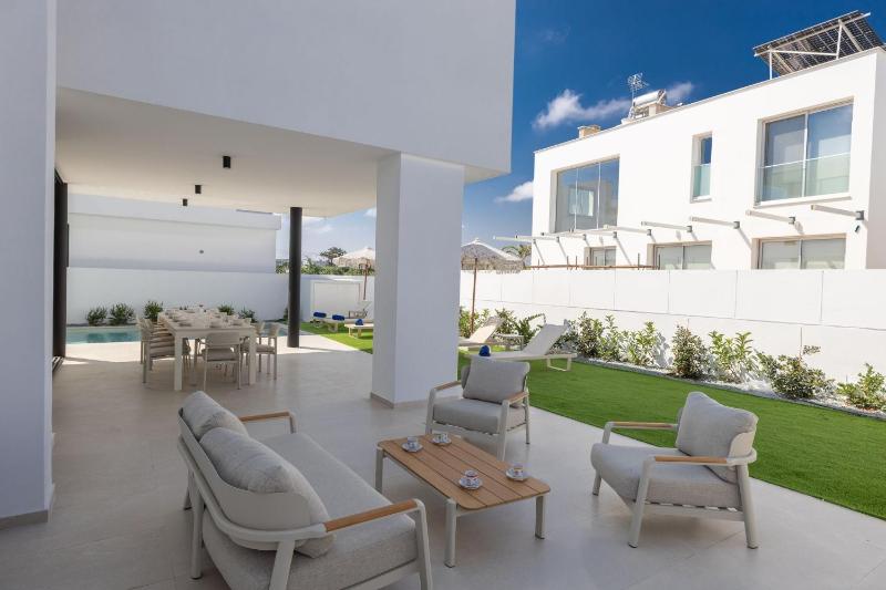 New 4 bedroom villa with pool 100 Meters from the beach - image 8