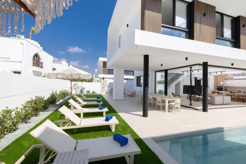New 4 bedroom villa with pool 100 Meters from the beach - image 13