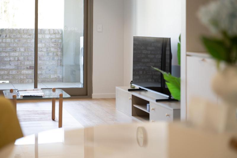 Woden Retreat near Hospital Pool Gym n Parking - image 5