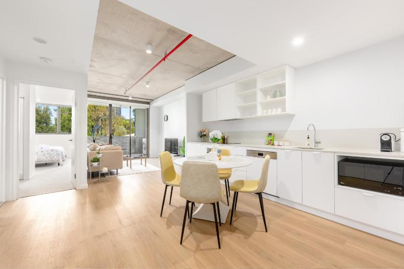 Woden Retreat near Hospital Pool Gym n Parking - image 9