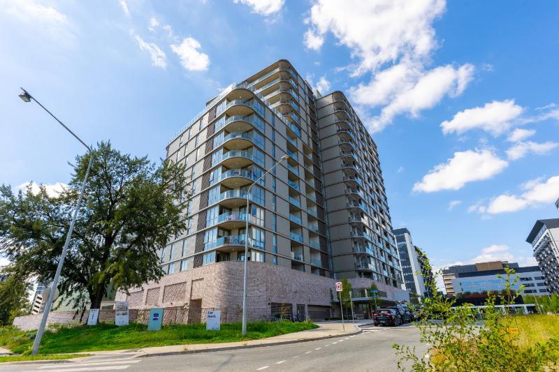 Woden Retreat near Hospital Pool Gym n Parking - image 15