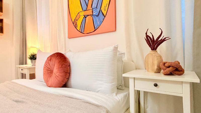 Your Perfect City Escape - Bright and Elegant 2BR in the Historic Heart - image 12